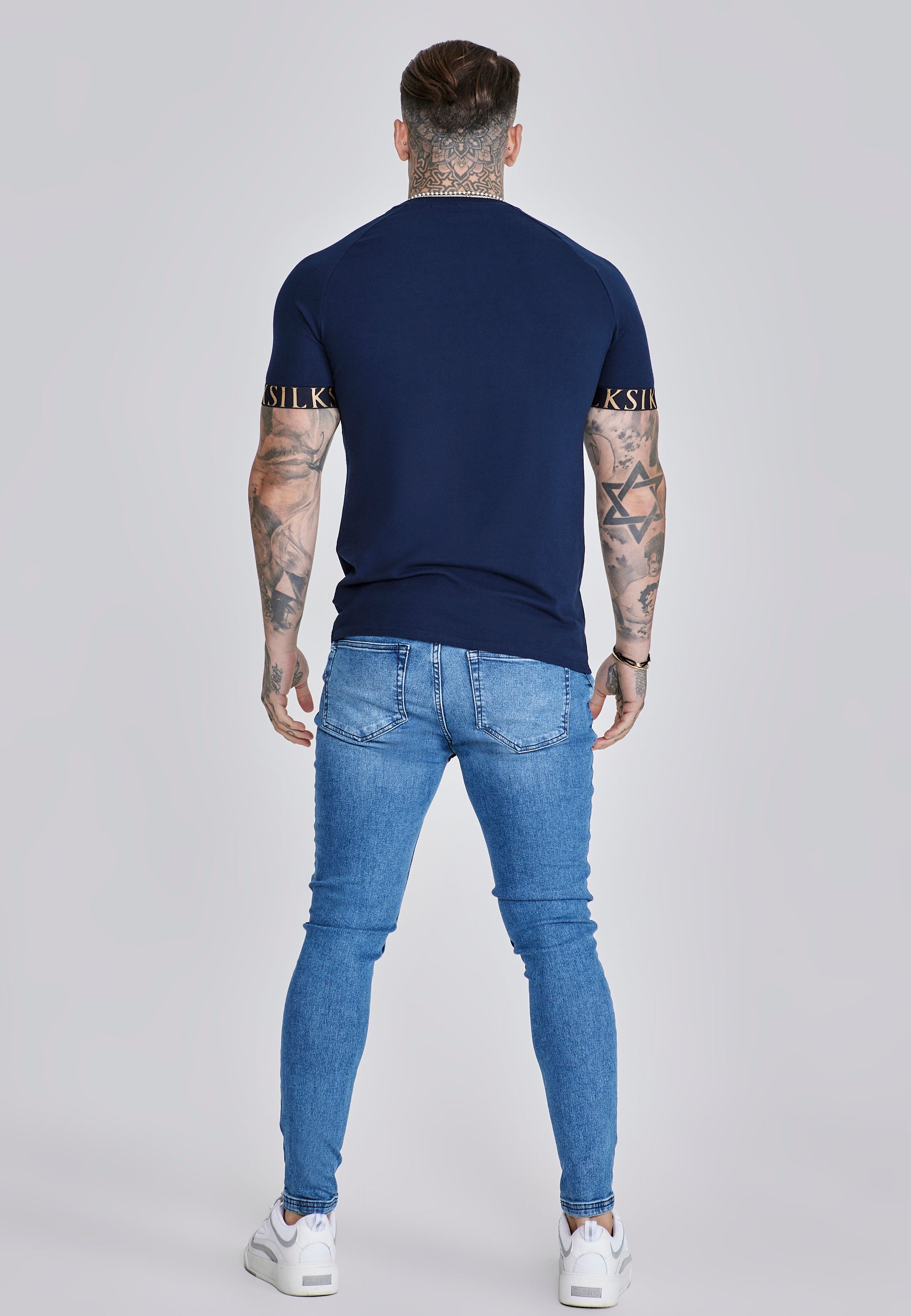 DIFFERENT IS OK Ribbed Cut-out シズニルック SikSilk Calças Jeans Skinny Azuis Desgastadas para Homens | SikSilk PT