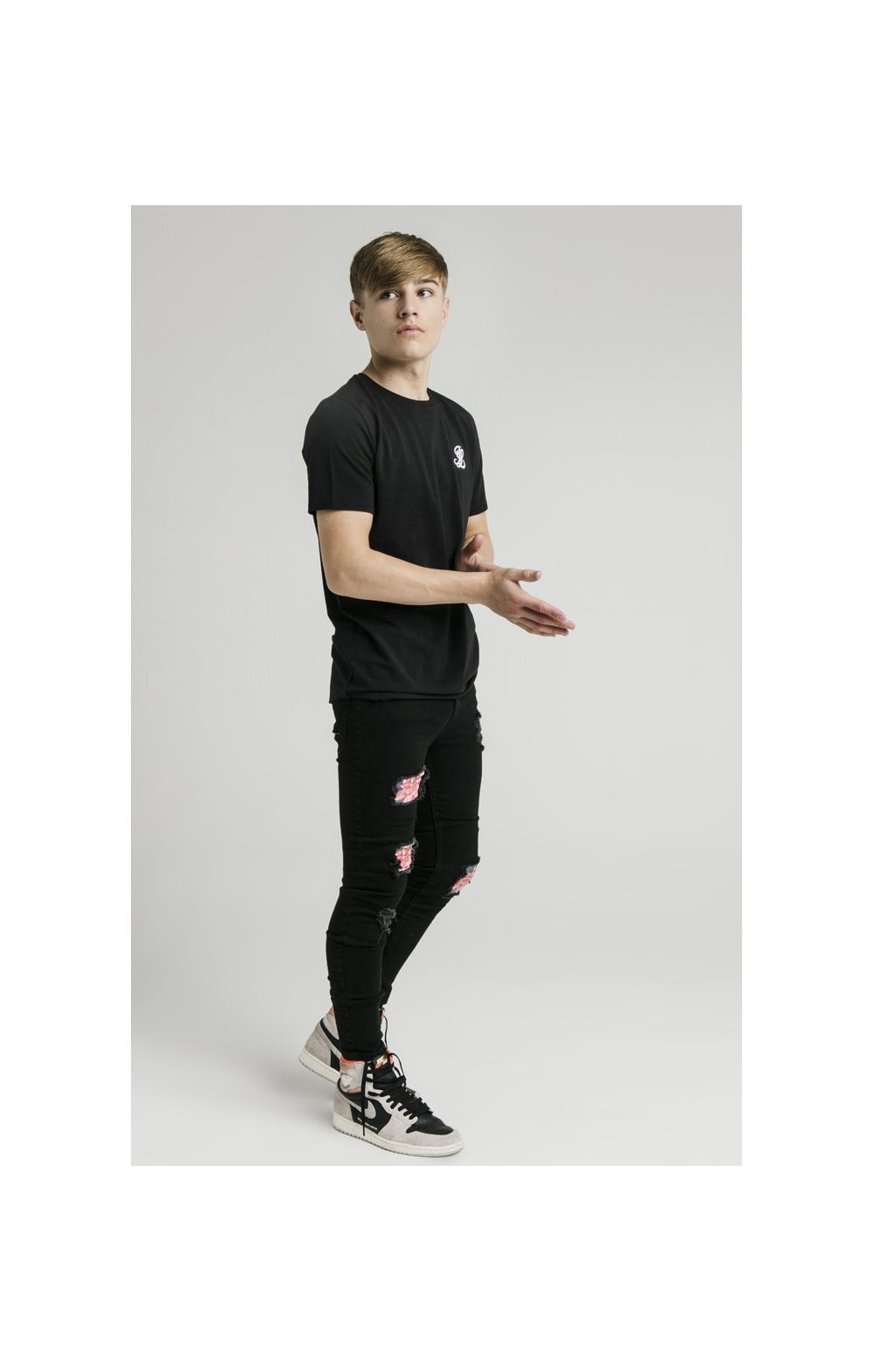 Load image into Gallery viewer, Boys Illusive Black Essentials Short Sleeve T-Shirt (4)