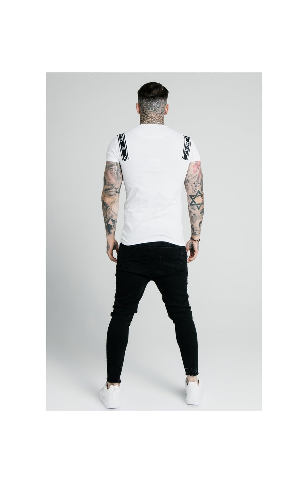 Load image into Gallery viewer, SikSilk Straight Hem Printed Gym Tee - White &amp; Black (4)