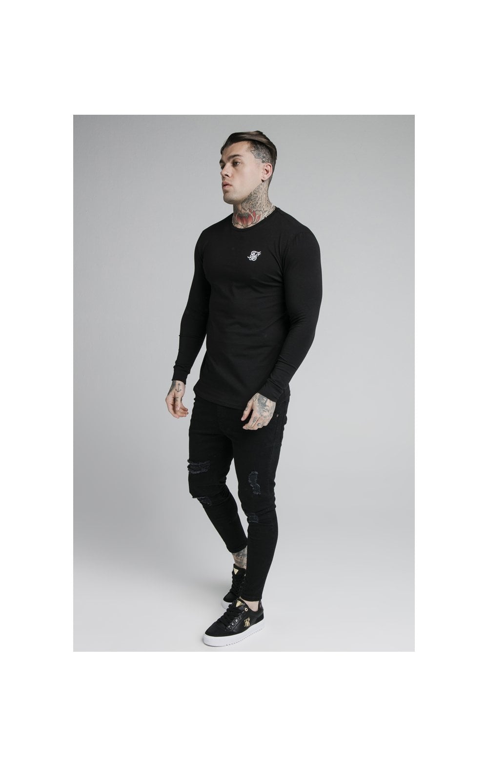 Load image into Gallery viewer, Black Essential Long Sleeve Muscle Fit T-Shirt (4)