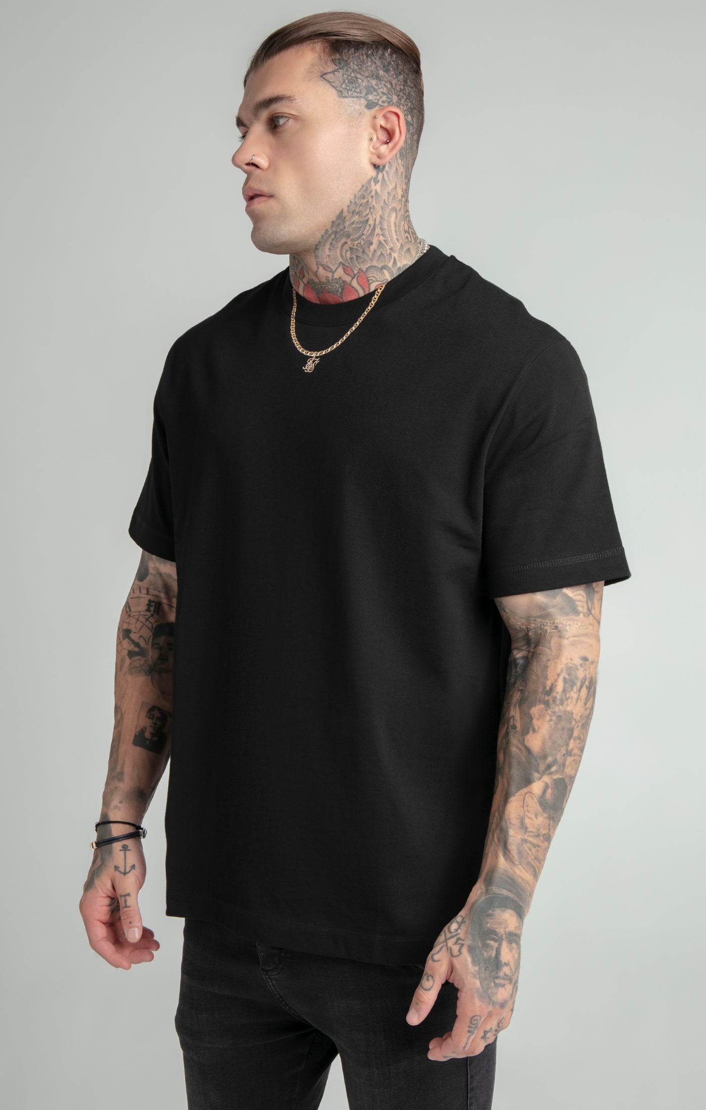 Load image into Gallery viewer, Black Gold Chain Relaxed Fit T-Shirt (1)