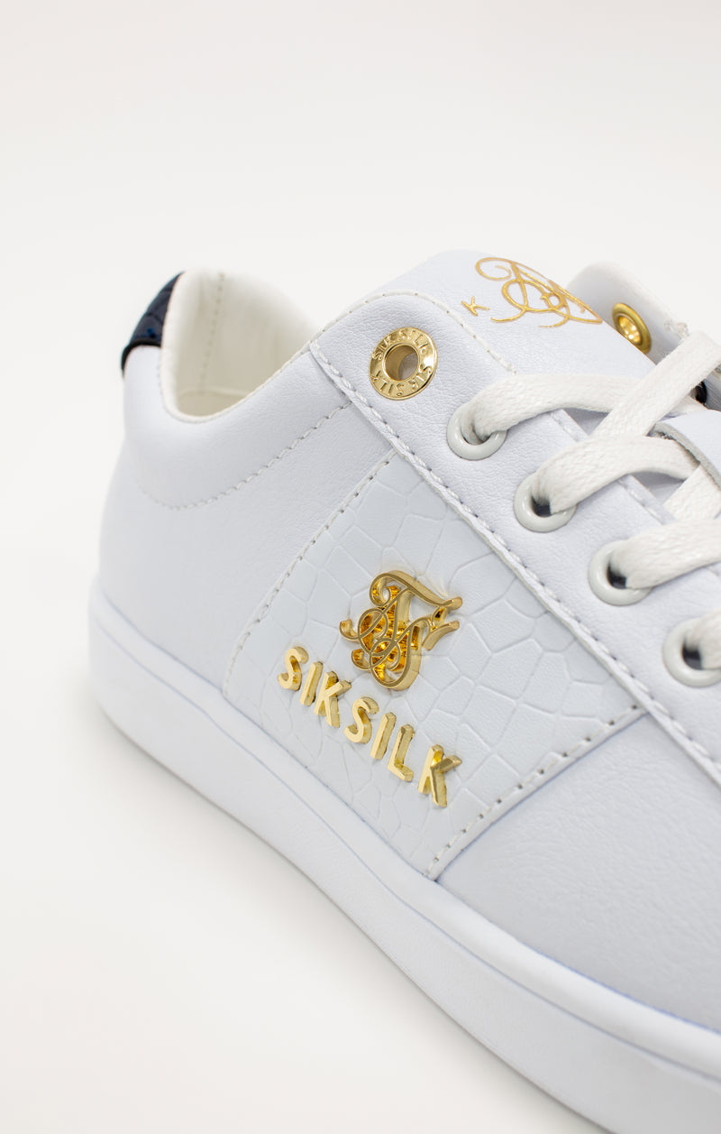 White Juniors Low-Top Classic Trainer With Metal Logo (1)