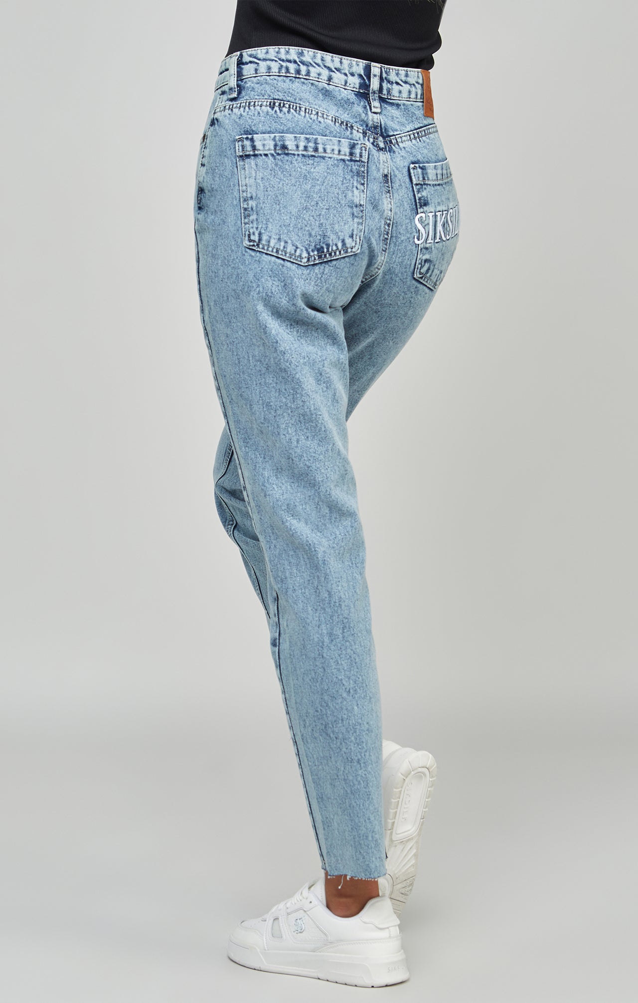 Light Blue Wash Embroidered Mom Jean (3)
