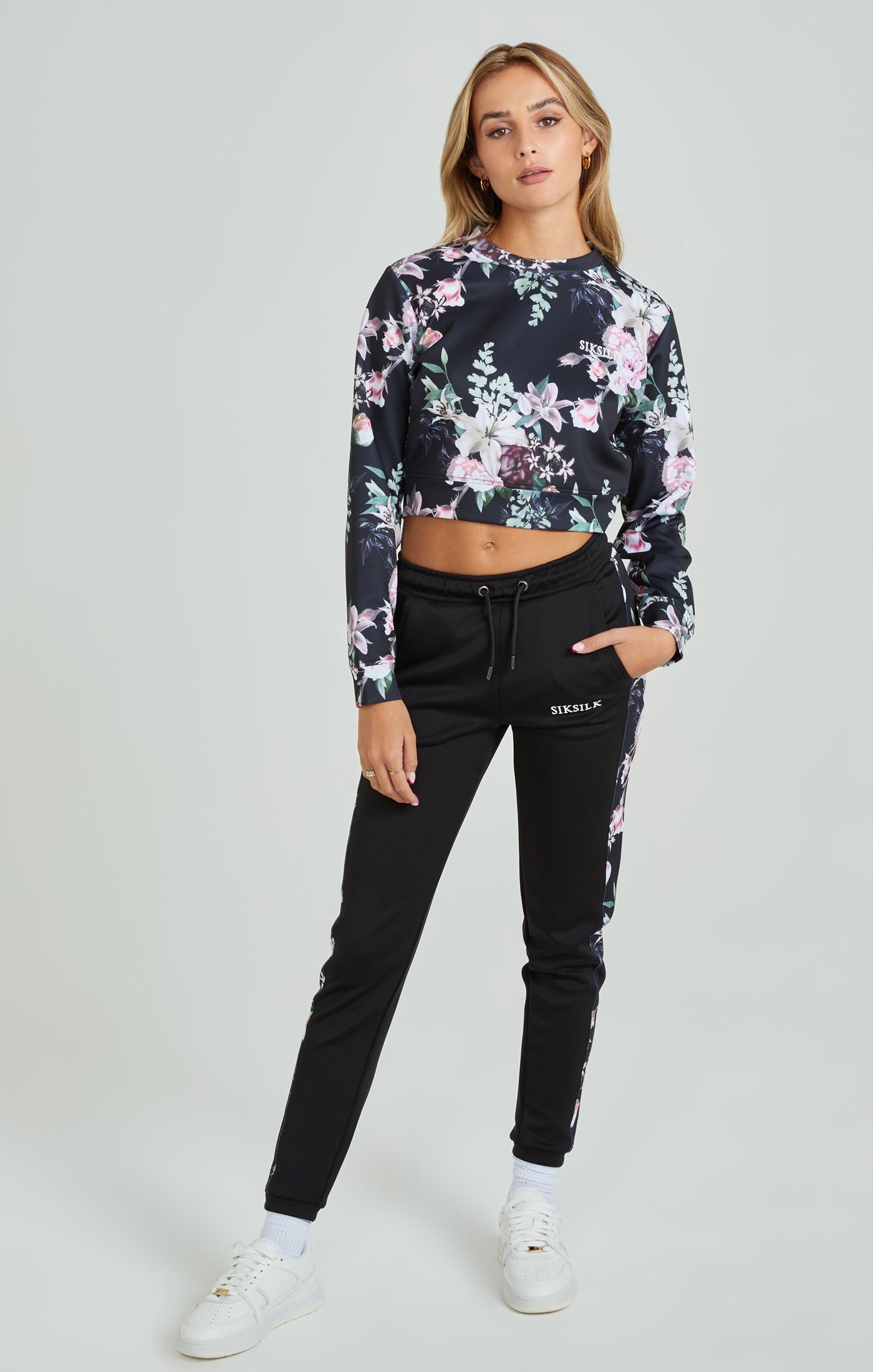 Load image into Gallery viewer, Black Floral Print Cropped Sweatshirt (1)