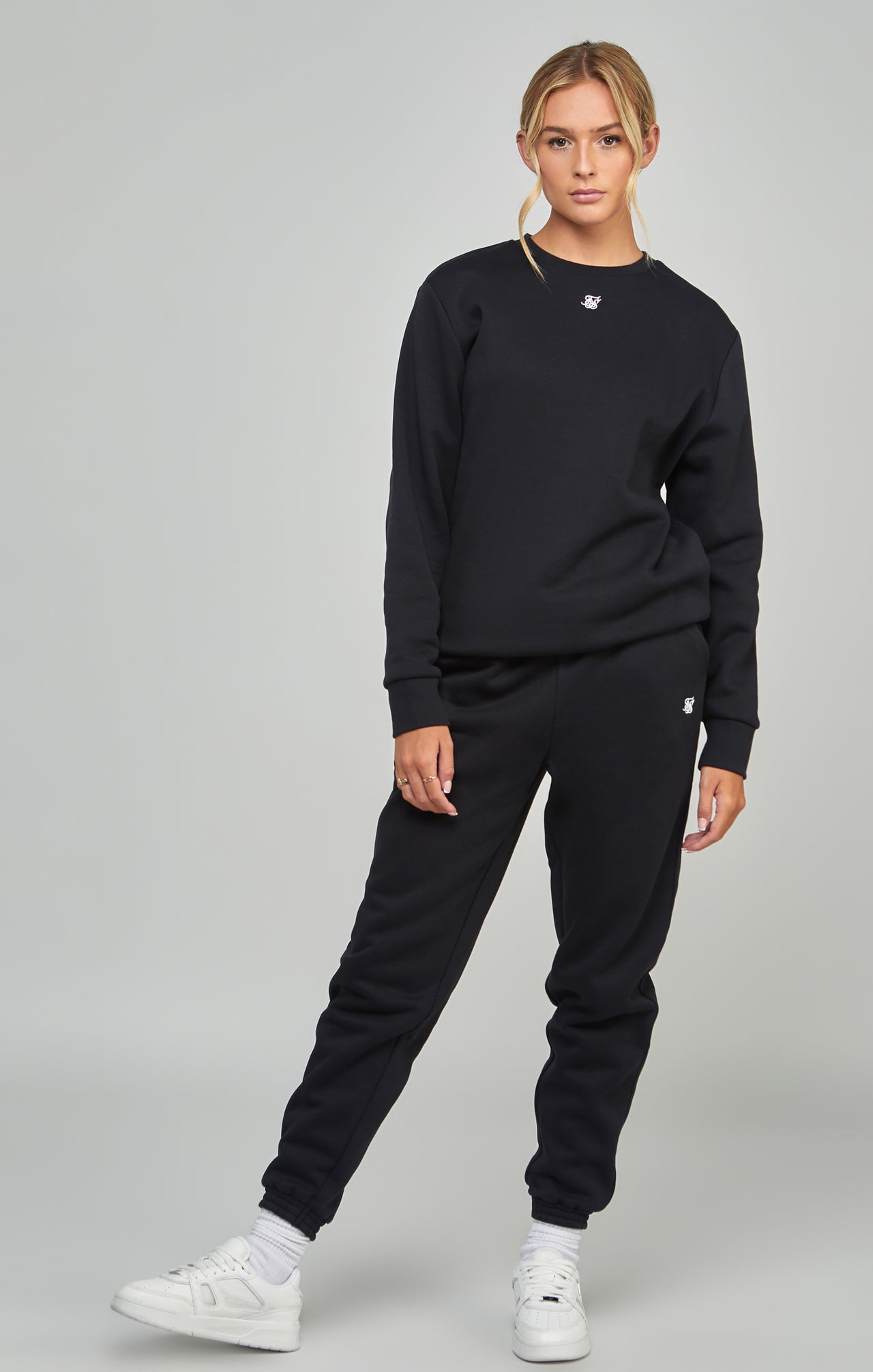 Black Essential Sweatshirt (3)