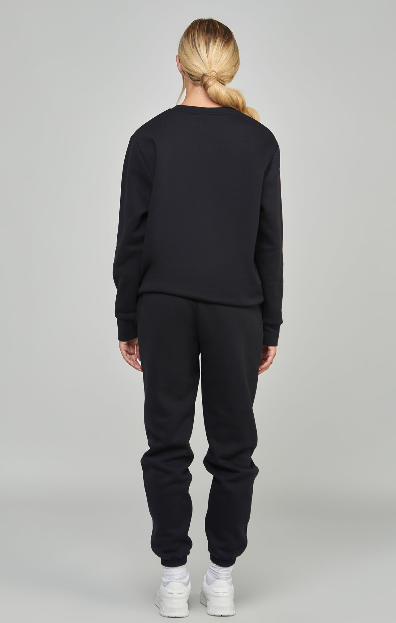Black Essential Sweatshirt (4)